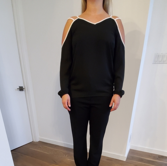 Black 1. State blouse with white trim - Picture 4 of 14